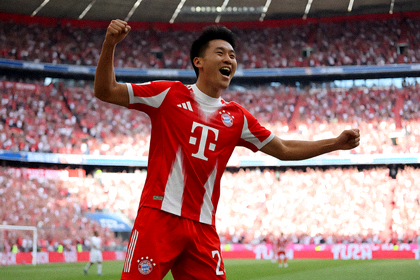 德甲联赛拜仁慕尼黑主场比赛中球员庆祝进球的画面
