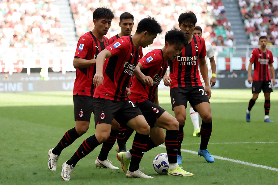 AC米兰意甲联赛比赛现场球员争抢画面