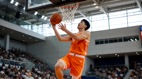 NBA篮球比赛球员上篮得分瞬间